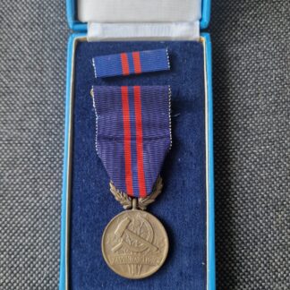 Vyznamenání Za vynikající práci, II. vydání, stužka, pův. etue